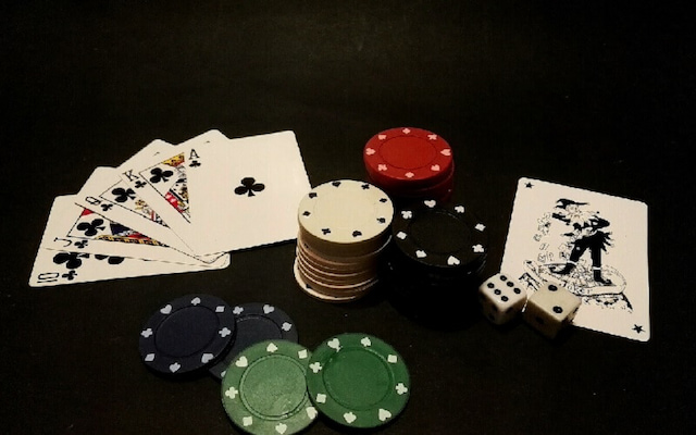 Thay vì chia bài bắt đầu từ lá đầu tiên, nhiều tay bịp lựa chọn giấu bài vào vị trí thứ hai của bộ bài